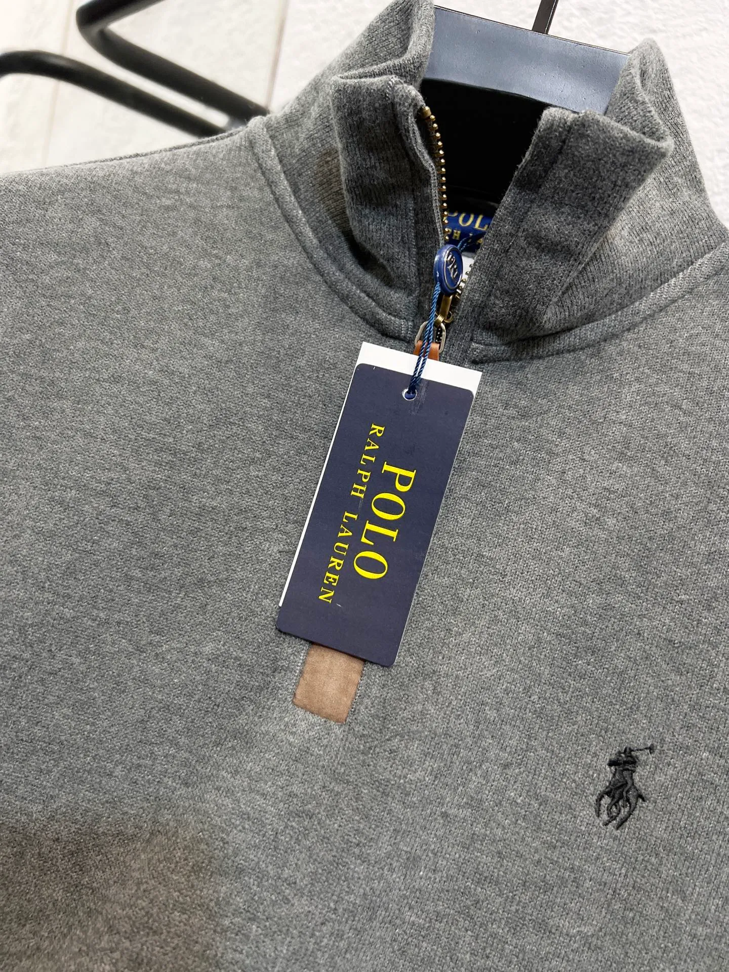 P196 Style number: T68 2235# Actual pictures! ! Ralph Lauren Minnie fabric long-sleeved half-zip sweatshirt. Color: black, oatmeal gray, camel, dark gray, light gray, navy blue, milk white. A total of 7 colors. Size: M-100-120 catties L-120-140 catties XL-140-160 catties 2XL-160-180 catties